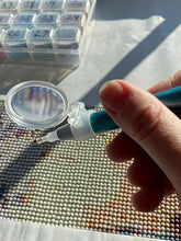 Load image into Gallery viewer, Clip on Diamond Art Pen Drill Magnifier Hand Free Diamond Painting Pen Magnifier