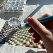 Load image into Gallery viewer, Clip on Diamond Art Pen Drill Magnifier Hand Free Diamond Painting Pen Magnifier