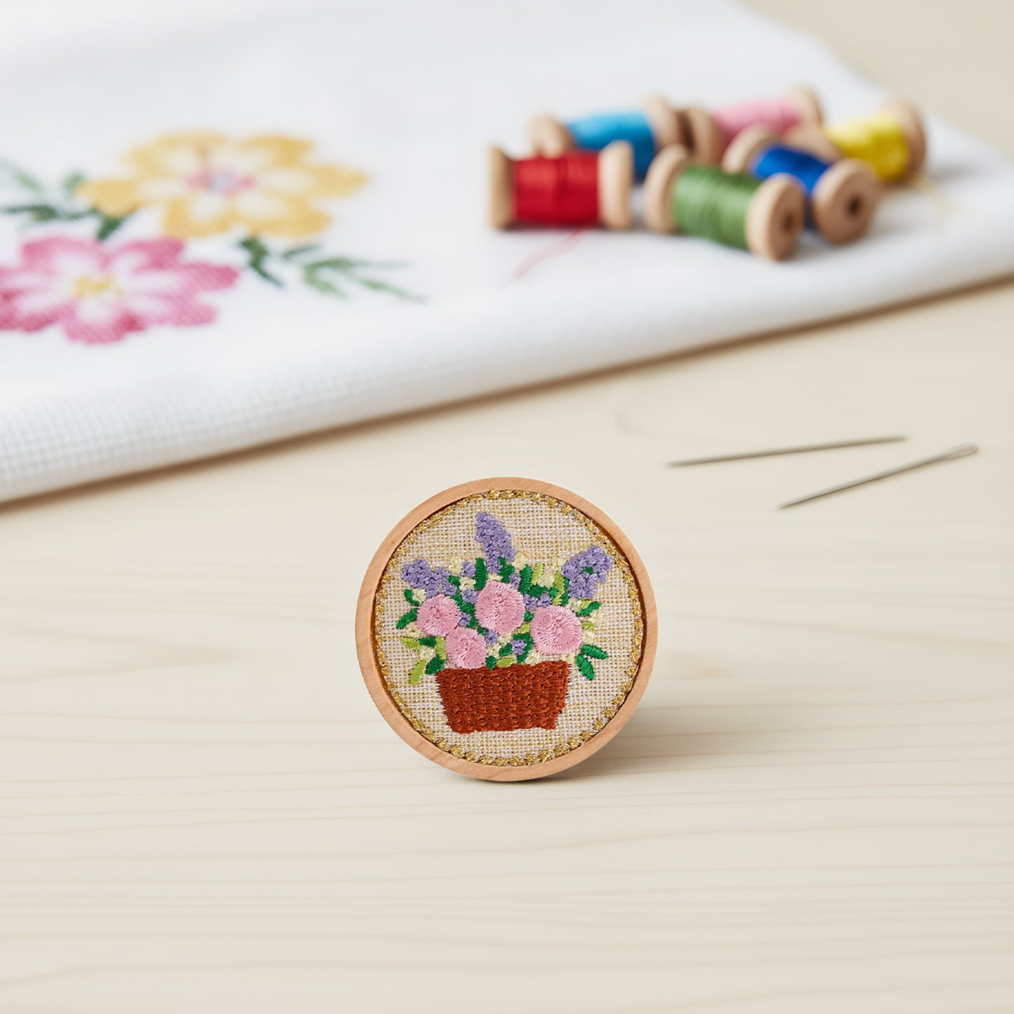 Quilted Animal Magnetic Needle Minder 40mm Needle Holder Back Suction Design Wooden Base for Cross Stitch Embroidery Needlework Accessories (Flowerpot)