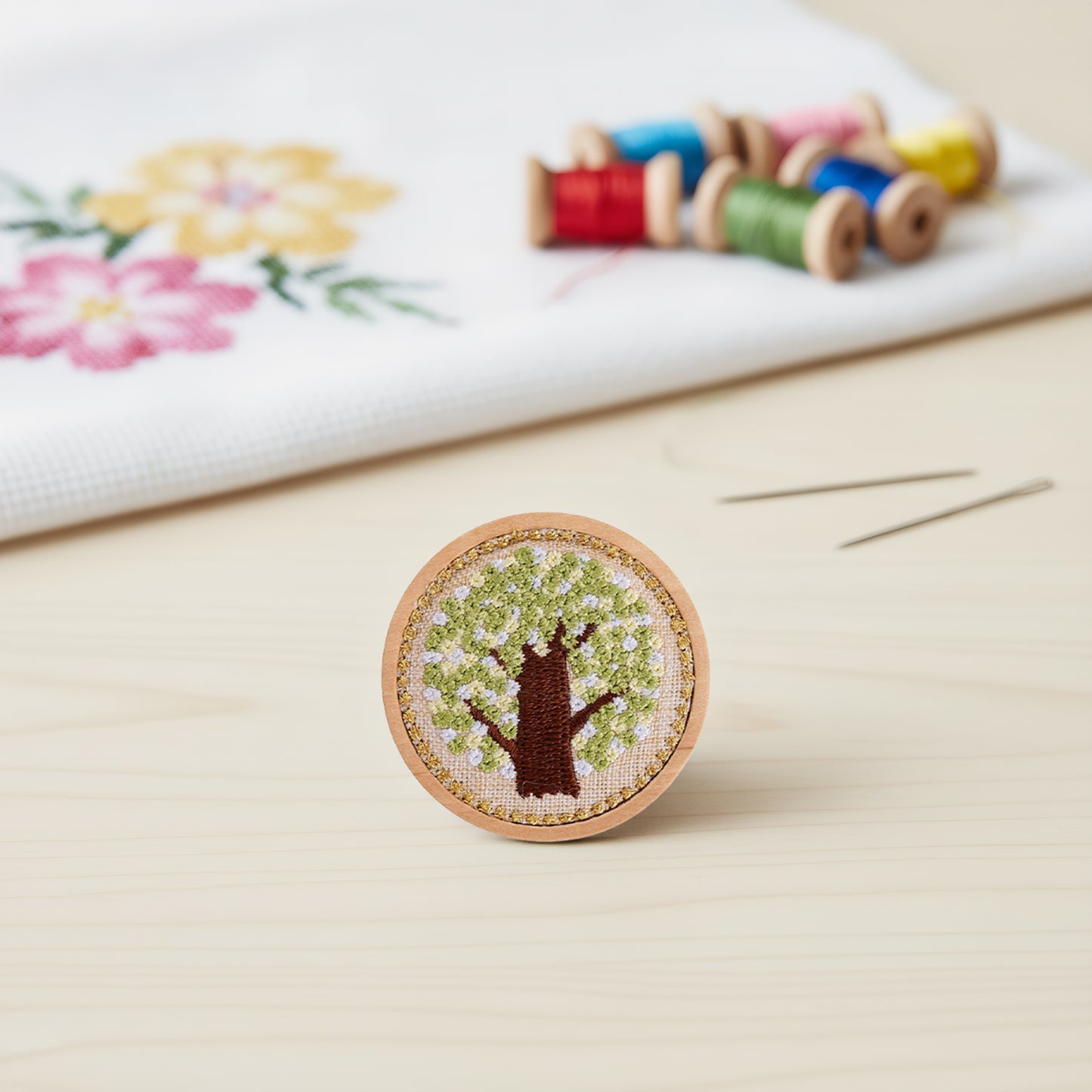 Quilted Animal Magnetic Needle Minder 40mm Needle Holder Back Suction Design Wooden Base for Cross Stitch Embroidery Needlework Accessories (Tree)