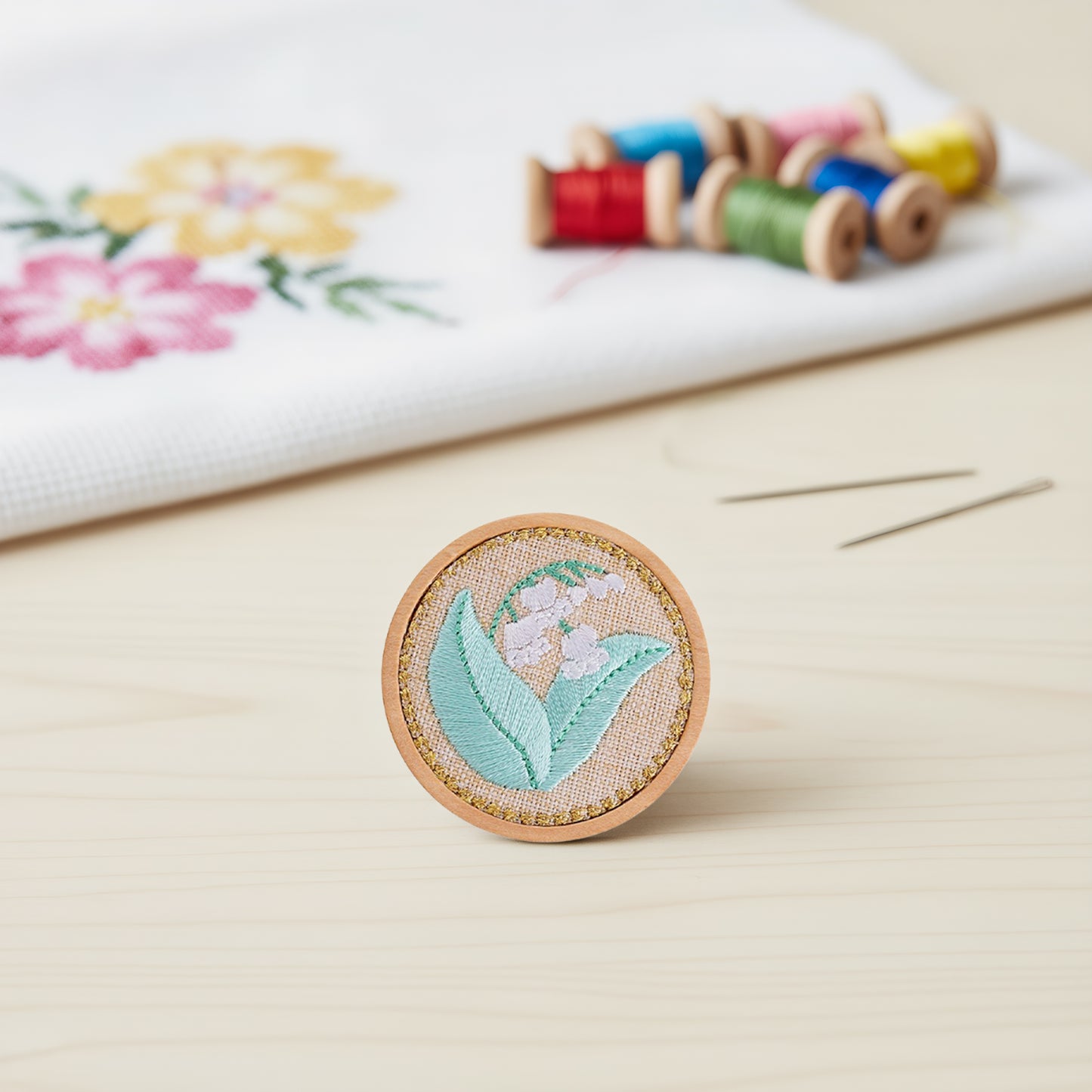 Quilted Animal Magnetic Needle Minder 40mm Needle Holder Back Suction Design Wooden Base for Cross Stitch Embroidery Needlework Accessories (Lily of the Valley)