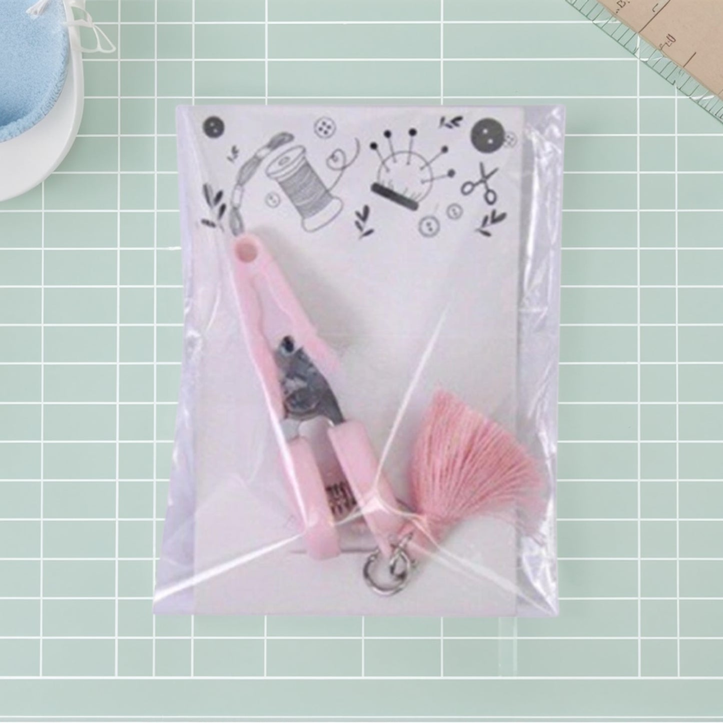 Small Craft Scissors with Tassel Mini Thread Snips Spring Loaded Design for Cross Stitch Embroidery Needlework Accessories (Pink)