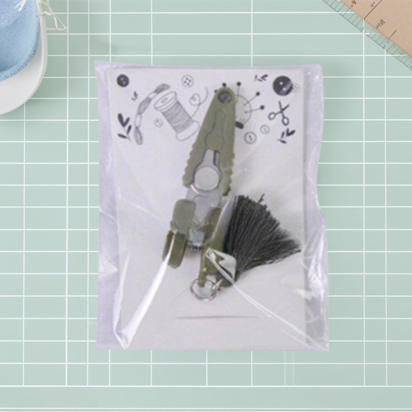 Small Craft Scissors with Tassel Mini Thread Snips Spring Loaded Design for Cross Stitch Embroidery Needlework Accessories (Green)