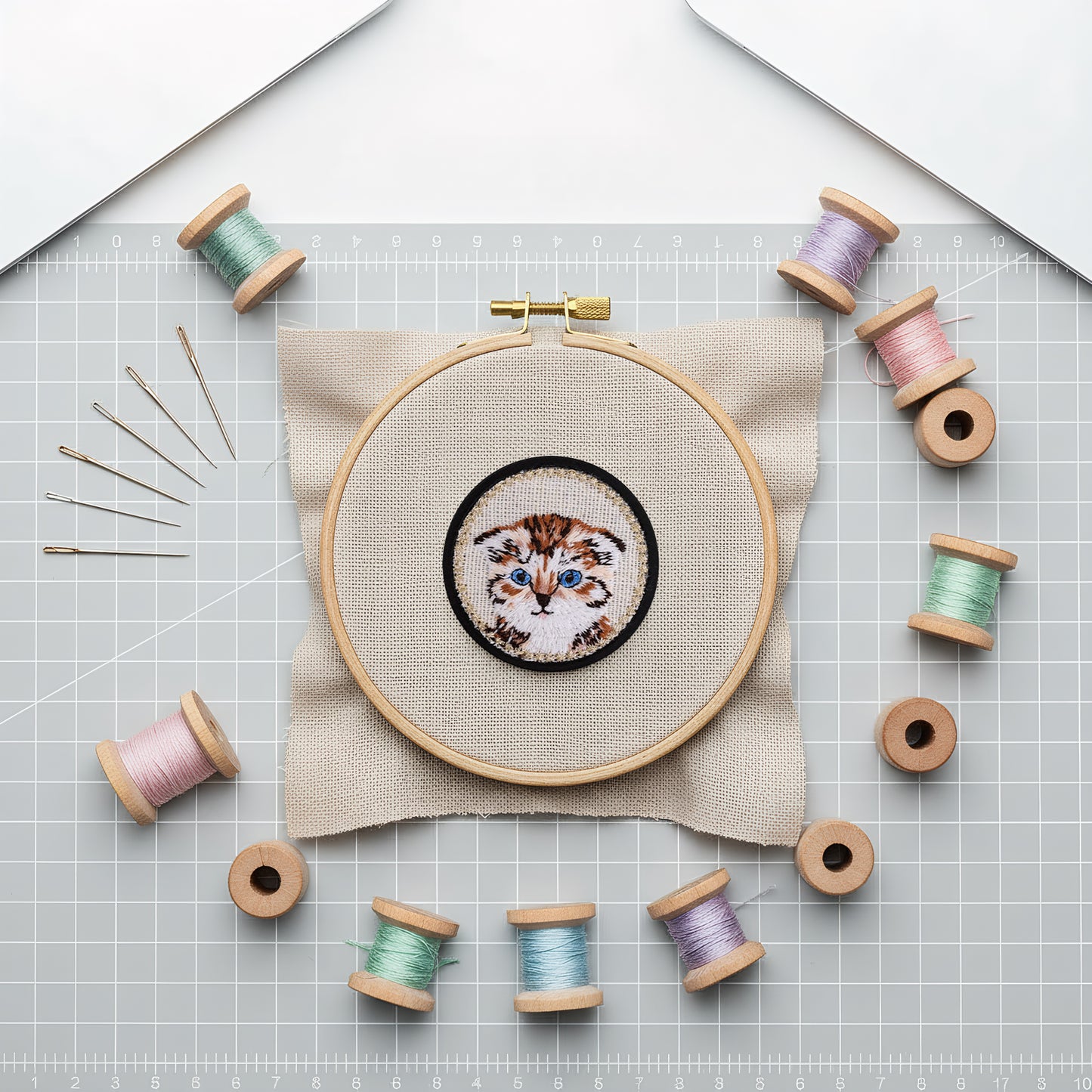 Quilted Animal Magnetic Needle Minder 40mm Needle Holder Back Suction Design Wooden Base for Cross Stitch Embroidery Needlework Accessories (Cat)