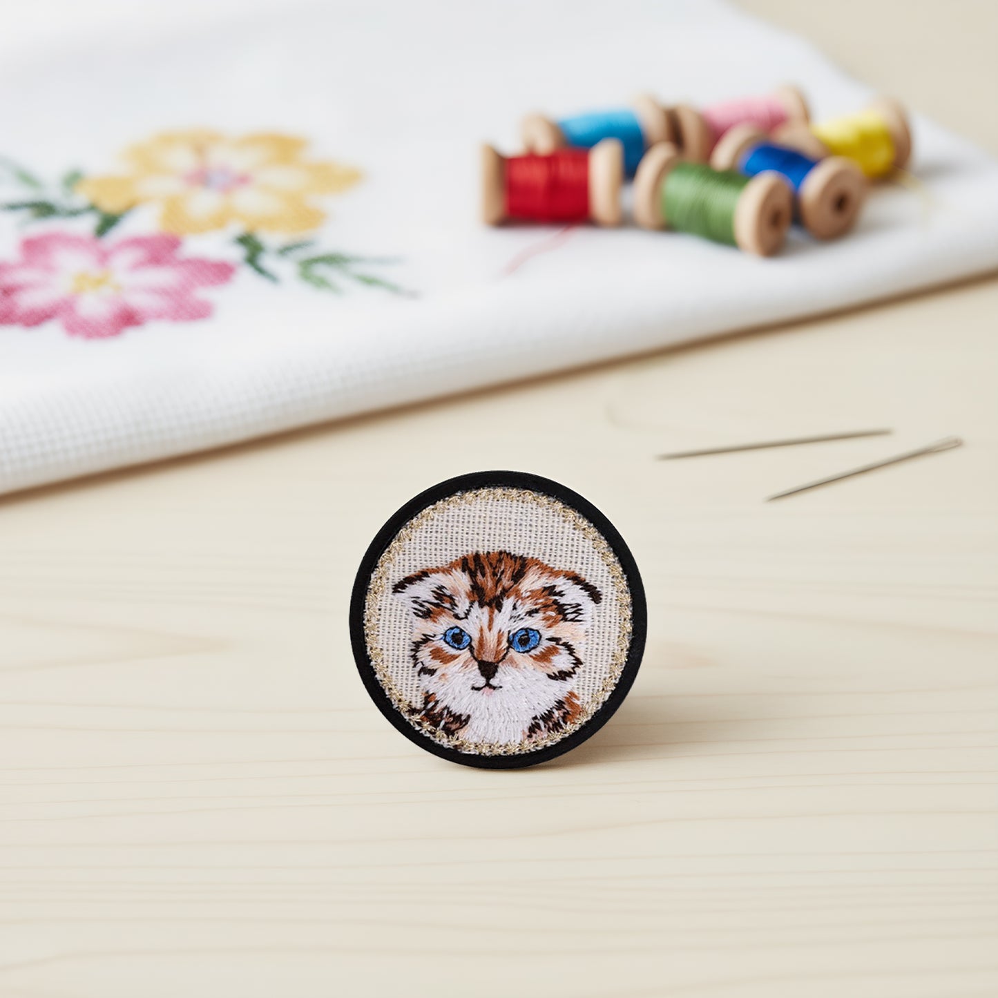 Quilted Animal Magnetic Needle Minder 40mm Needle Holder Back Suction Design Wooden Base for Cross Stitch Embroidery Needlework Accessories (Cat)