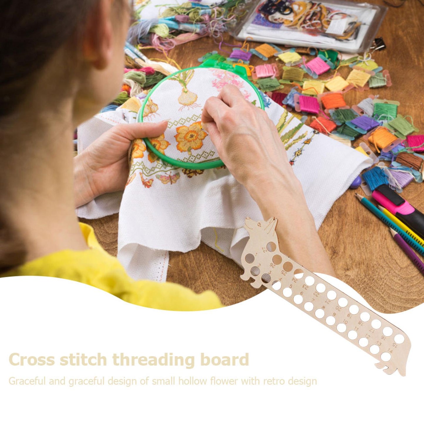 Wooden Carved Cross Stitch Thread Board Embroidery Thread Plate Tools (Dog)