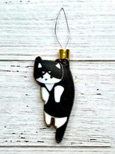 Load image into Gallery viewer, Cute Cat Magnetic Needle Holder Threader Household Magnetic Pin Holder (Black)
