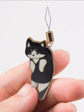 Load image into Gallery viewer, Cute Cat Magnetic Needle Holder Threader Household Magnetic Pin Holder (Black)
